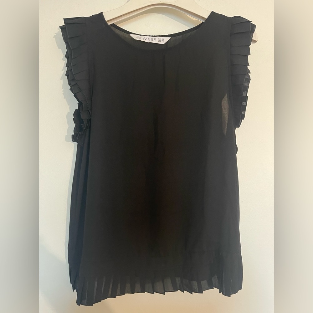 Black pleated top